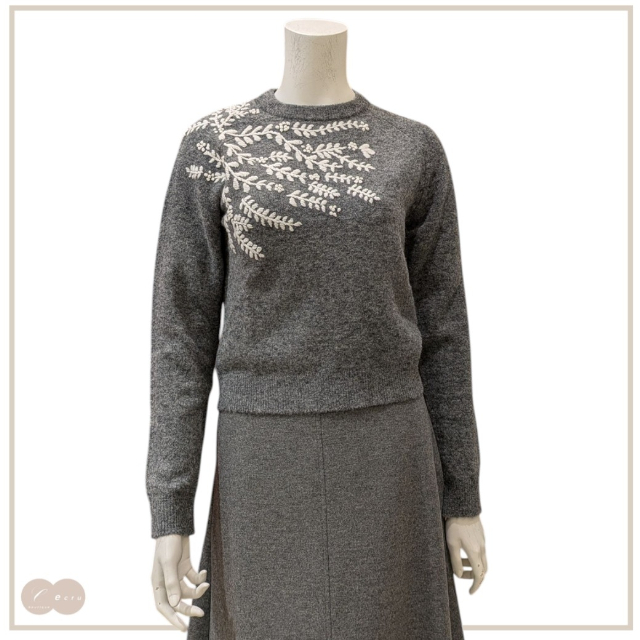 [ iBlues ]　クルーネック フラワー刺繍セーター